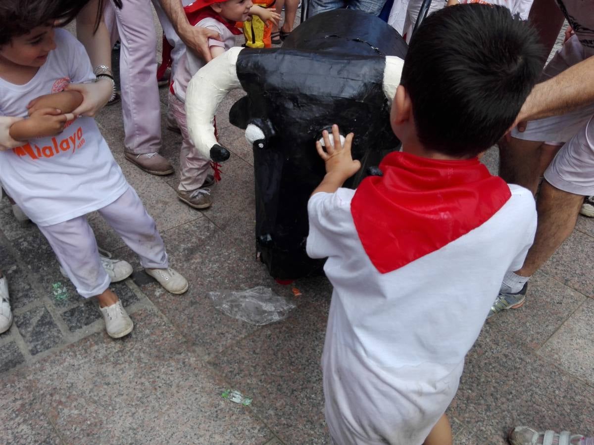 Fotos: La versión infantil de la batalla del vino en Haro