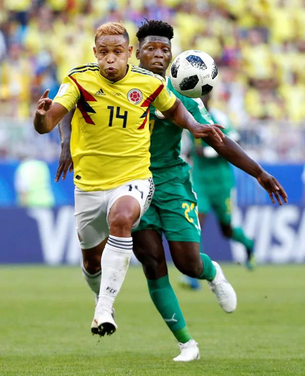 Luis Muriel lucha por el balón con el senegalés Lamine Gassama. :: reuters