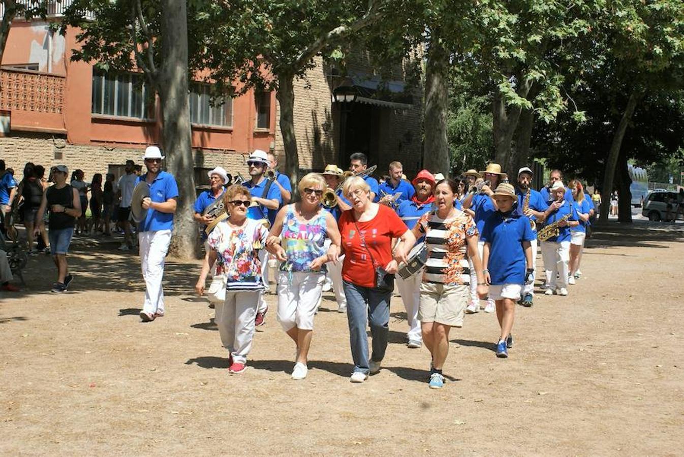 Tras los almuezos las fuerzas estaban muy enteras antes de dejarse llevar por el trance de las vueltas de San Pedro, que fueron una gran fiesta ya que ni la lluvia doblegó los ánimos de los najerinos.