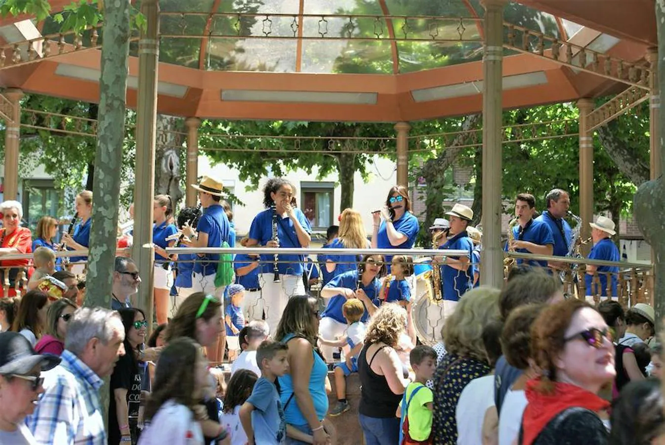 Tras los almuezos las fuerzas estaban muy enteras antes de dejarse llevar por el trance de las vueltas de San Pedro, que fueron una gran fiesta ya que ni la lluvia doblegó los ánimos de los najerinos.