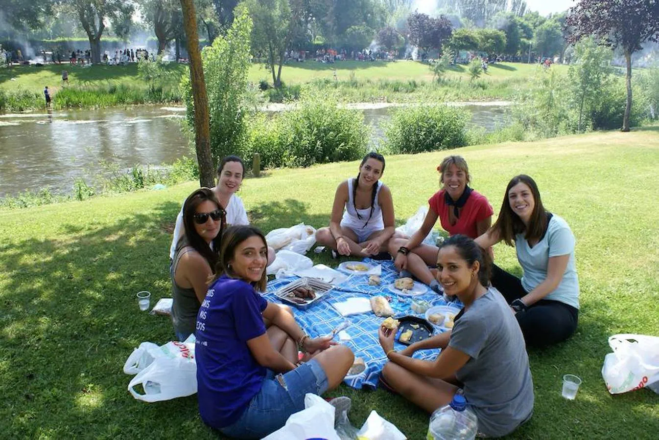 Tras los almuezos las fuerzas estaban muy enteras antes de dejarse llevar por el trance de las vueltas de San Pedro, que fueron una gran fiesta ya que ni la lluvia doblegó los ánimos de los najerinos.