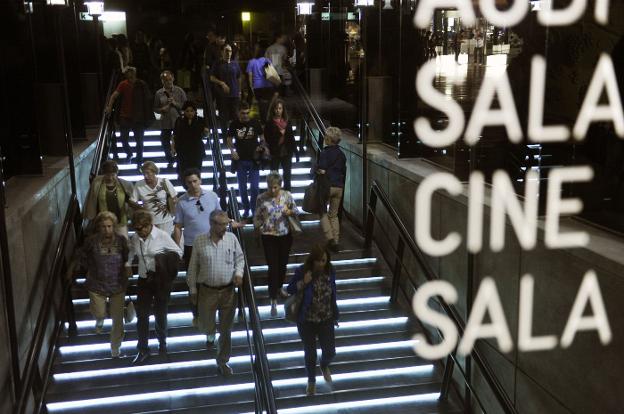 Espectadores acuden a una sala de cine en Bilbao. :: fernando gómez