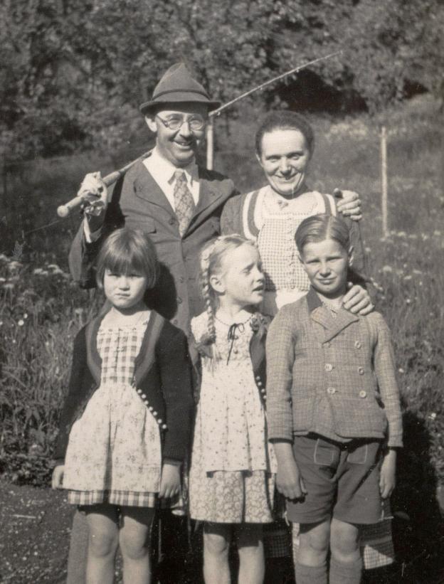 Heinrich Himmler con su esposa y su hija Gudrun, abajo en el centro. :: efe