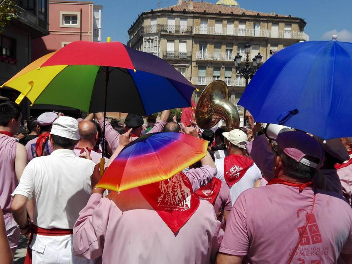 Unas 12.000 personas, siempre con datos de la Policía Local, toman los Riscos de Bilibio para participar en la Batalla del Vino del Haro