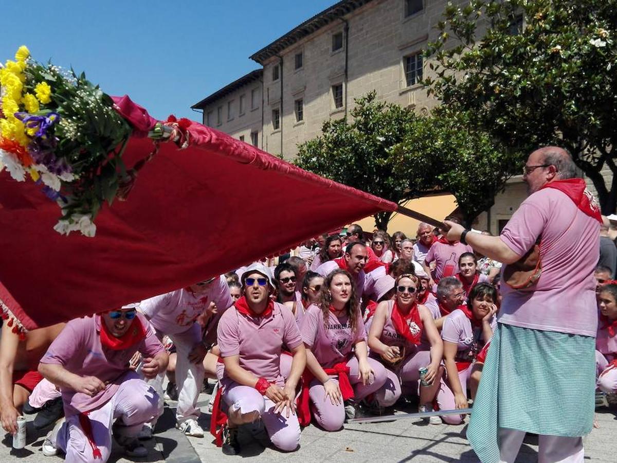 Unas 12.000 personas, siempre con datos de la Policía Local, toman los Riscos de Bilibio para participar en la Batalla del Vino del Haro