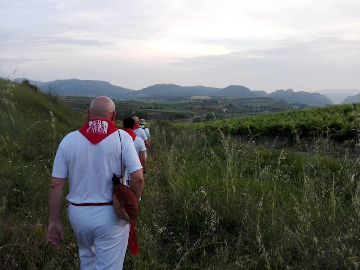 Unas 12.000 personas, siempre con datos de la Policía Local, toman los Riscos de Bilibio para participar en la Batalla del Vino del Haro