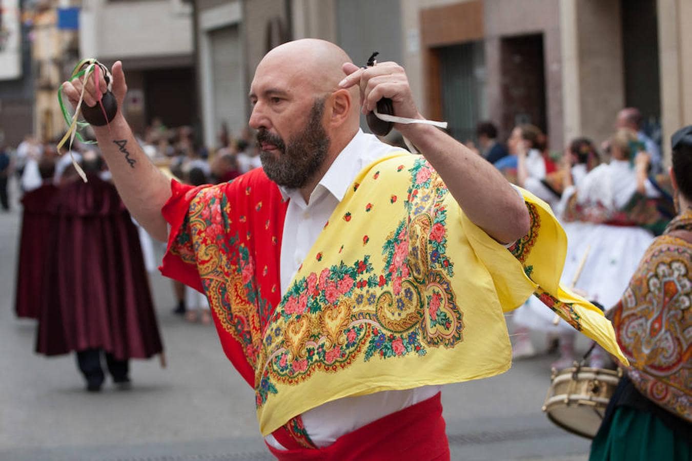 Procesión y misa con la danza del santo en la festiva Lardero en una multitudinaria procesión.