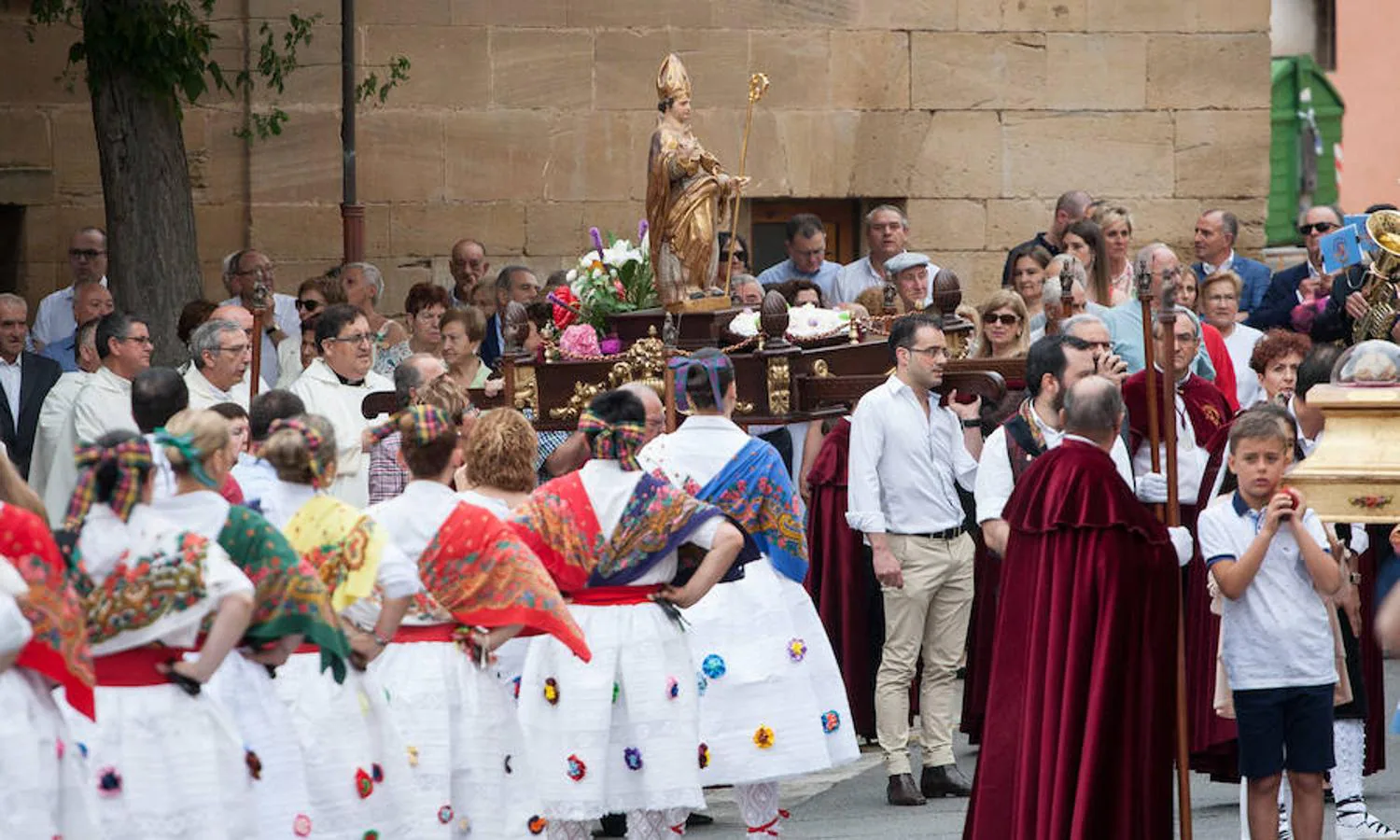 Procesión y misa con la danza del santo en la festiva Lardero en una multitudinaria procesión.