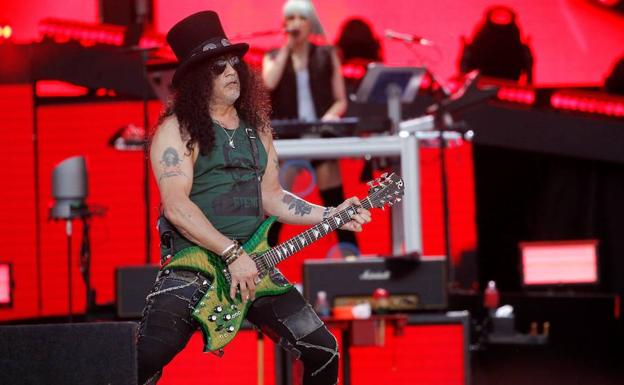 El guitarrista de la banda estadounidense Guns N' Roses, Slash, durante el concierto del Download Festival celebrado esta noche en la Caja Mágica. 