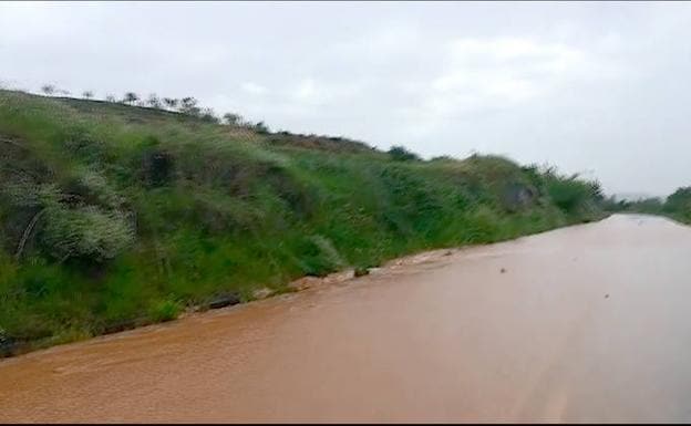Riadas en la carretera del entorno de Ocón donde se han registrado 40 litros.