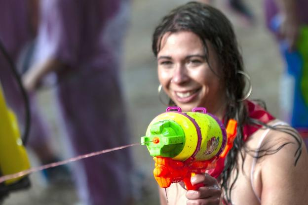 Las pistolas de agua transforman su sentido en Bilibio. :: 