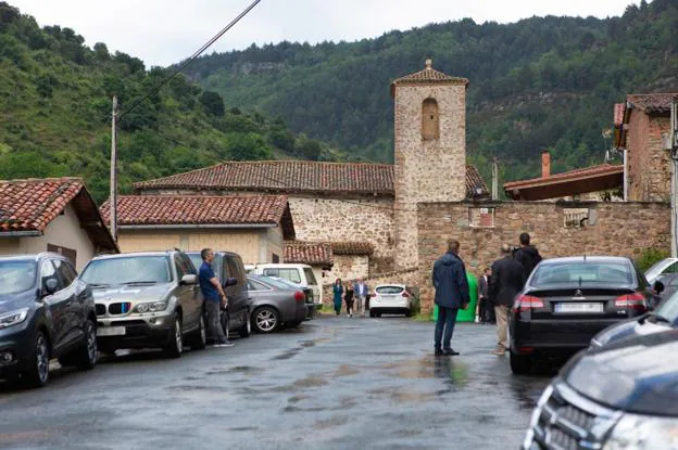 Entrada a la aldea, con los hombres de seguridad de Moncloa impidiendo el paso a los ajenos al convite. :: 