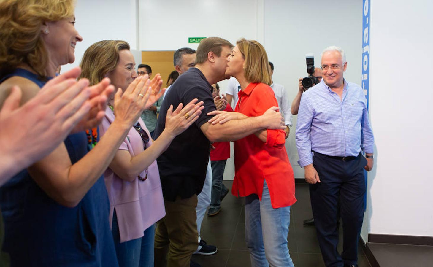 María Dolores de Cospedal se ha dado un paseo por Logroño para realizar su campaña personal para hacerse con las riendas del PP. Es el tercero de los aspirantes que se da una vuelta por Logroño y Soraya, su gran rival, no tardará en acercarse a la capital riojana. 