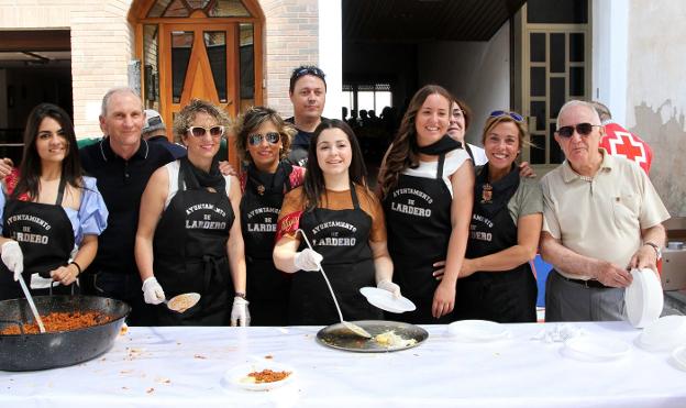 Concejales del Ayuntamiento de Lardero junto a las Majas y Fernando Reinares en la degustación a beneficio de Cruz Roja. :: JONATHAN HERREROS