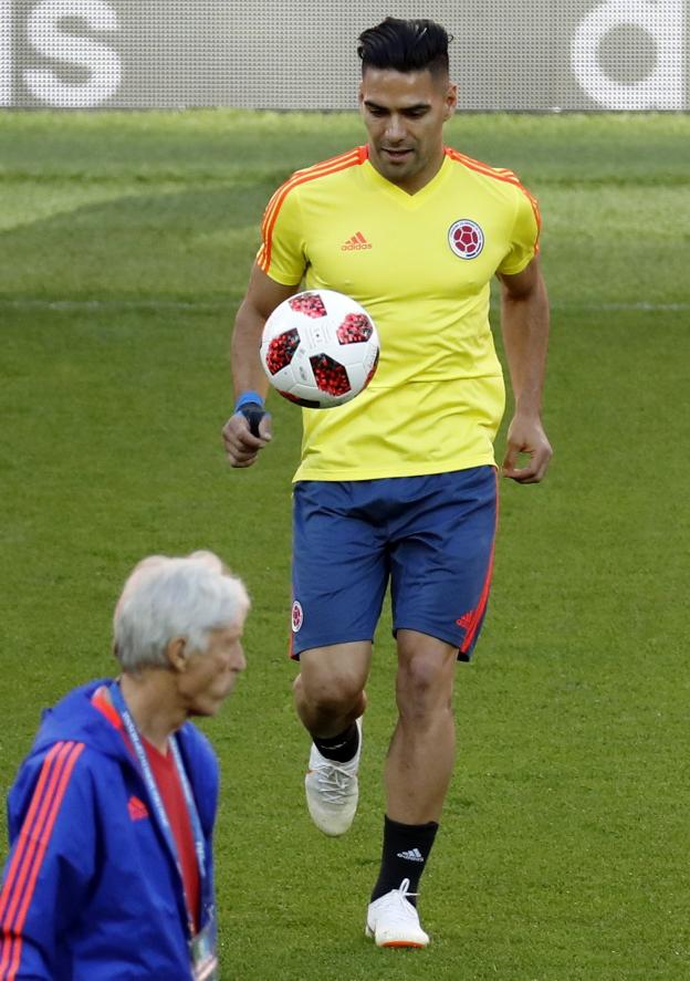 Pekerman pasea junto a Radamel Falcao. :: efe