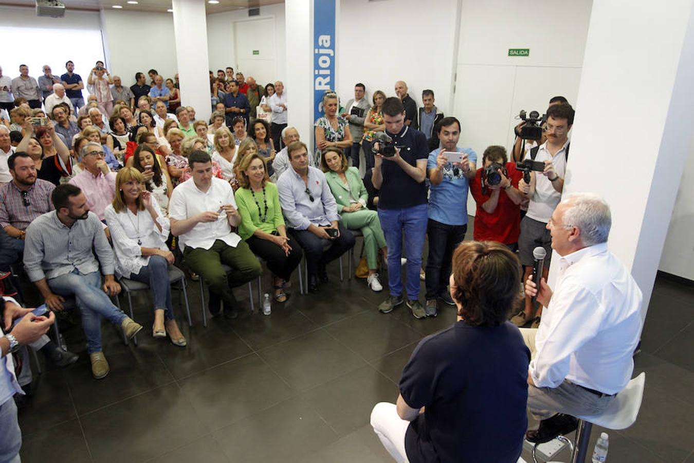 La andidata a la Presidencia del PP Soraya Sáenz de Santamaría ha asegurado hoy en Logroño que es, respecto al resto de aspirantes a presidir el partido, la «más idónea para gobernar en este momento» y la que «podría ayudar a recuperar el voto para el PP» de aquellos que han dejado de hacerlo.