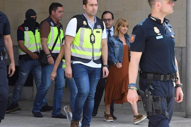 La alcaldesa de San Andrés del Rabanedo (León), María Eugenia Gancedo, con agentes policiales durante el registro de ayer. :: EFE