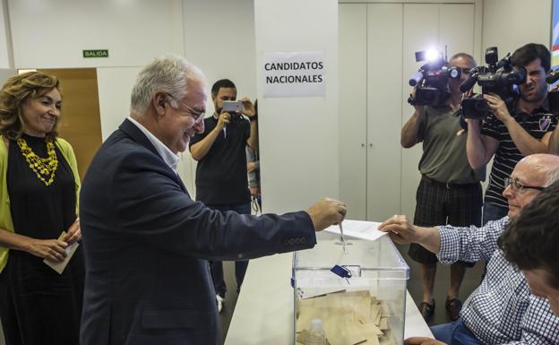 Ceniceros vota en la sede logroñesa del PP. 