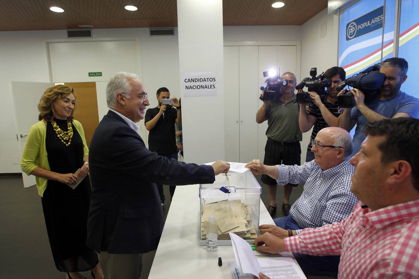 Los militantes riojanos han acudido a las urnas a votar a uno de los candidatos para asumir la presidencia nacional del Partido Popular 