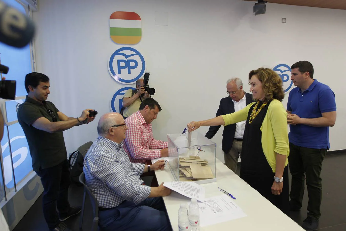 Los militantes riojanos han acudido a las urnas a votar a uno de los candidatos para asumir la presidencia nacional del Partido Popular 