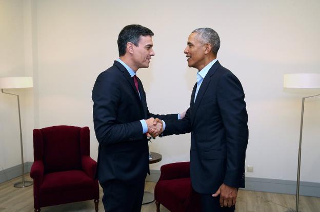 Sánchez saluda al expresidente Obama, antes de su reunión ayer en un hotel de Madrid. :: F. CALVO / EFE