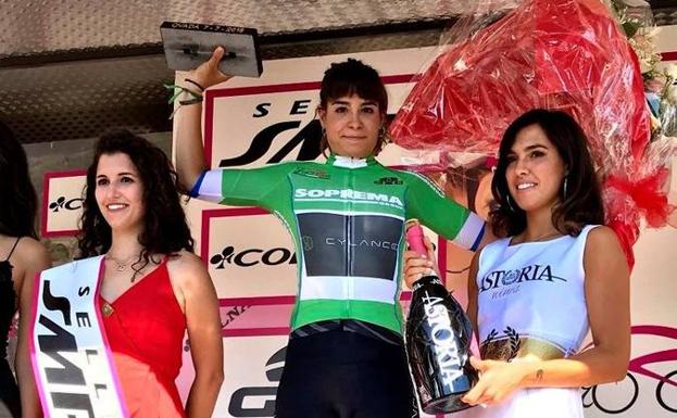 Sheyla Gutiérrez, en el podio como líder la montaña en el Giro de Italia femenino. 