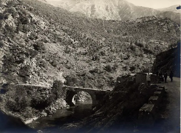 Imagen antigua del puente Mocho, en el Alto Najerilla, mientras una cuadrilla que se observa al fondo construía la nueva carretera. :: 