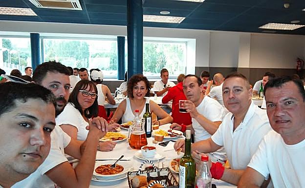 Cervera del Río Alhama. Esta cuadrilla celebra siempre un almuerzo en honor a San Fermín. :: s.s.j.