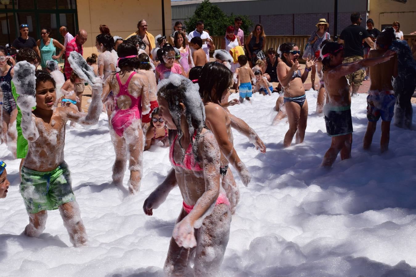 Fotos: Divertido domingo de fiestas en Entrena