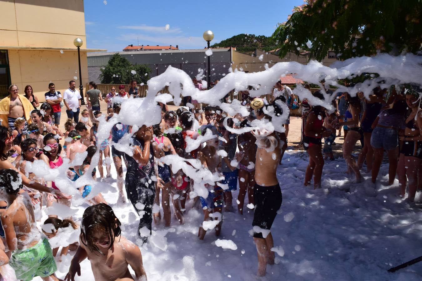 Fotos: Divertido domingo de fiestas en Entrena