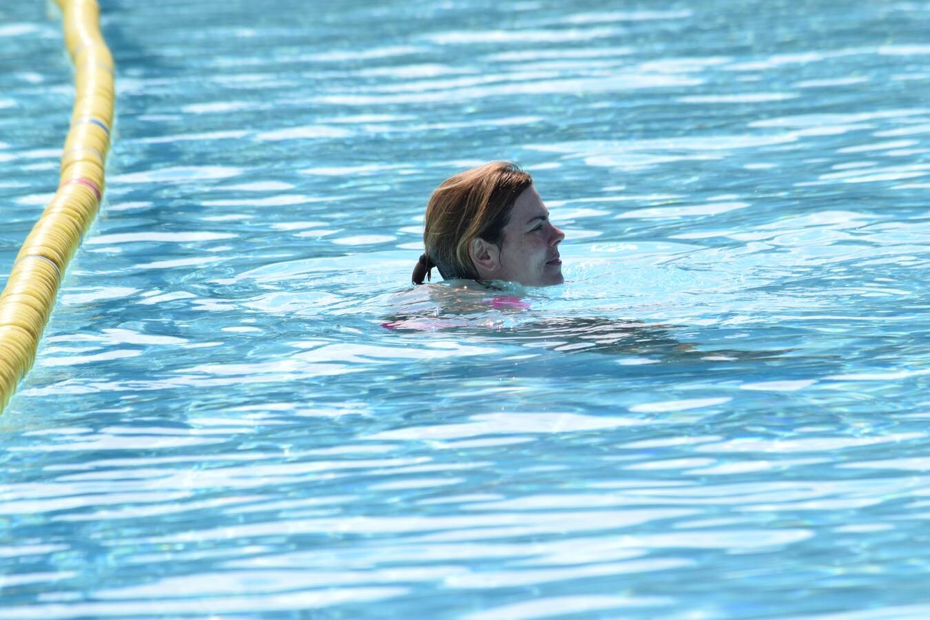Fotos: Campaña &#039;Mójate por la Esclerosis Múltiple&#039; en las piscinas de Las Norias