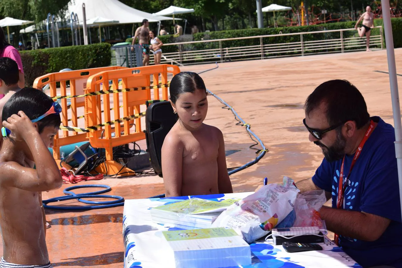 Fotos: Campaña &#039;Mójate por la Esclerosis Múltiple&#039; en las piscinas de Las Norias