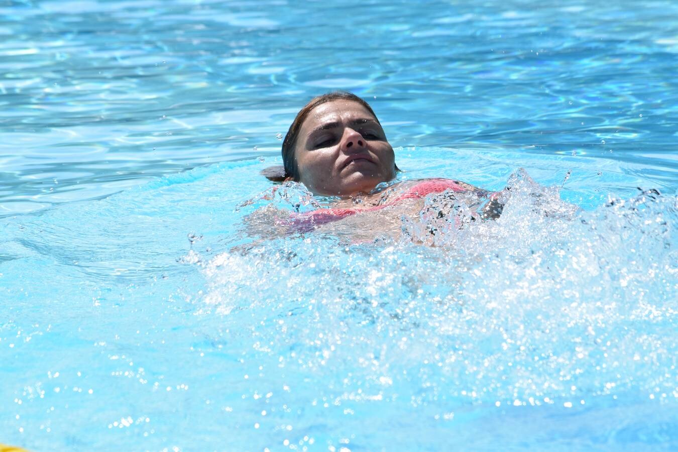 Fotos: Campaña &#039;Mójate por la Esclerosis Múltiple&#039; en las piscinas de Las Norias