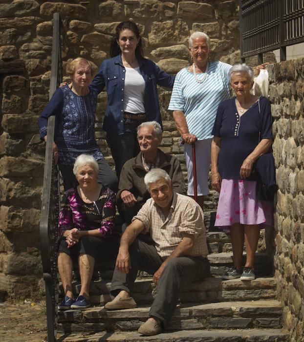 De izda a dcha. y de arriba a abajo, Jacobi García, Salomé López (trabajadora social) Juana Íñiguez, Mercedes Santos, Primitivo Santolalla, Petri Bermejo y Félix Reinares. 