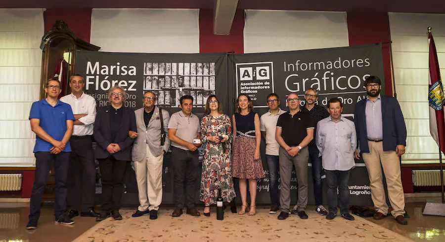 Marisa Flórez, en el centro, recoge la insignia de oro de manos de Fernando Díaz. 