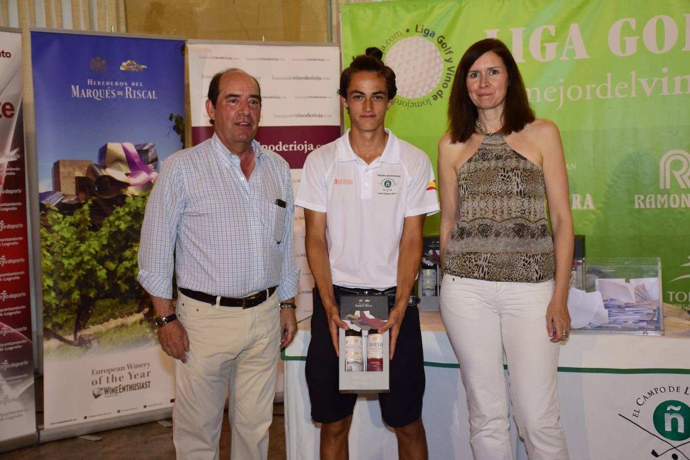 Los ganadores recibieron sus premios.