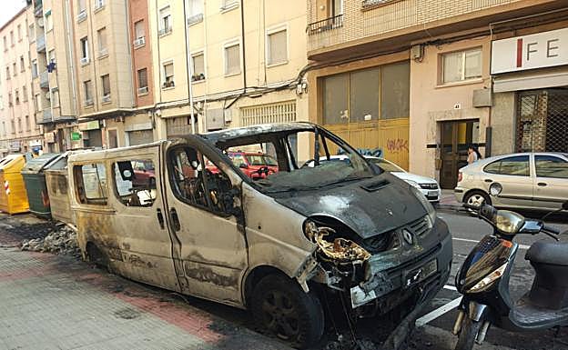 Dos contenedores y una furgoneta, calcinados de madrugada