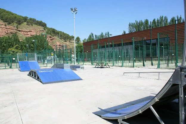 Pista de skate situada en la zona deportiva de las piscinas climatizadas, donde se produjo el accidente del menor. :: F. D.