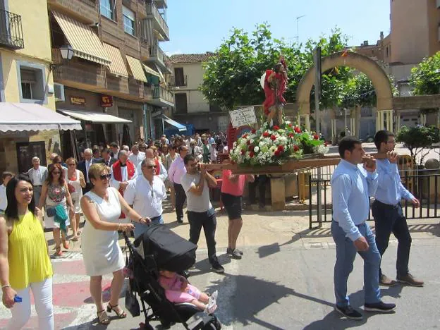 La procesión con San Cristóbal rodea la plaza del Coso. :: p. h.