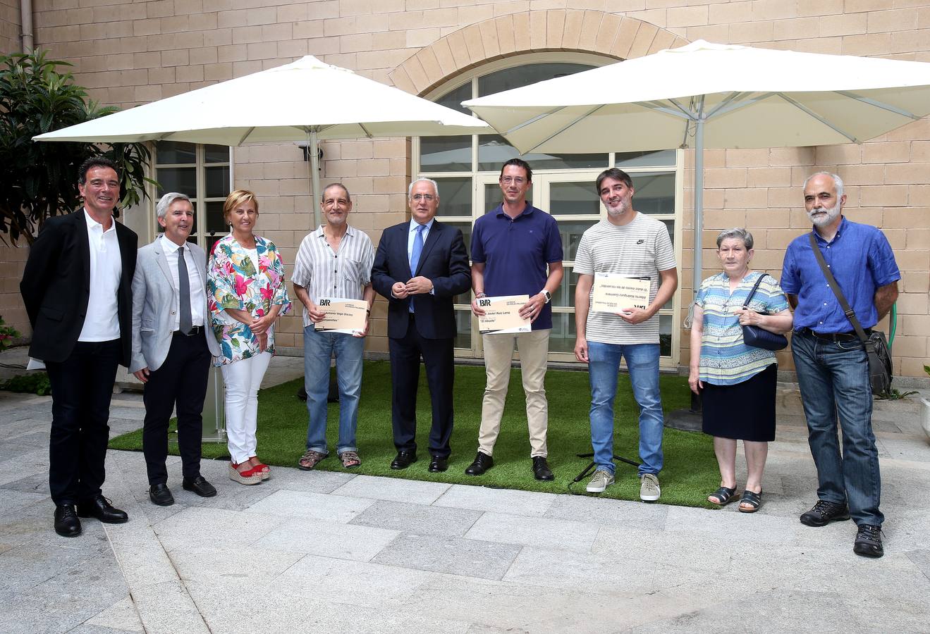 El presidente del Gobierno de La Rioja, José Ignacio Ceniceros, entregó los premios a los ganadores del primer concurso de relato corto sobre el patrimonio cultural riojano «La Rioja en pocas palabras»