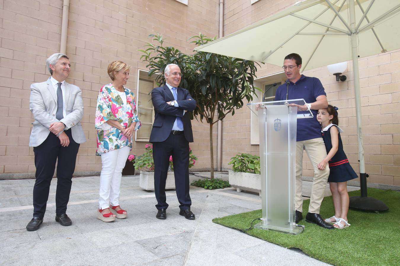 El presidente del Gobierno de La Rioja, José Ignacio Ceniceros, entregó los premios a los ganadores del primer concurso de relato corto sobre el patrimonio cultural riojano «La Rioja en pocas palabras»