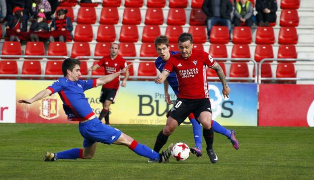 Borja Sánchez conduce el balón en un partido de la pasada campaña con el Mirandés. :: avelino gómez
