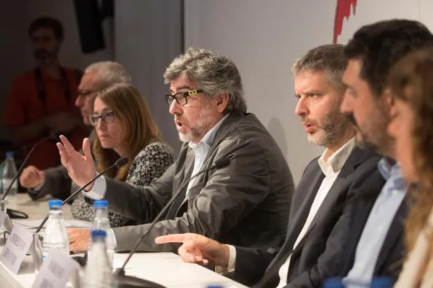 Los abogados de los nueve dirigentes independentistas presos comparecen ayer en Barcelona. :: Marta Pérez / efe