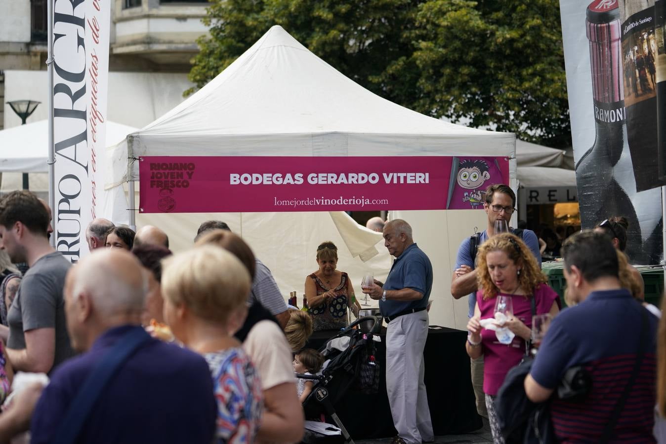 Las bodegas participantes pudieron mostrar sus vinos a los asistentes.