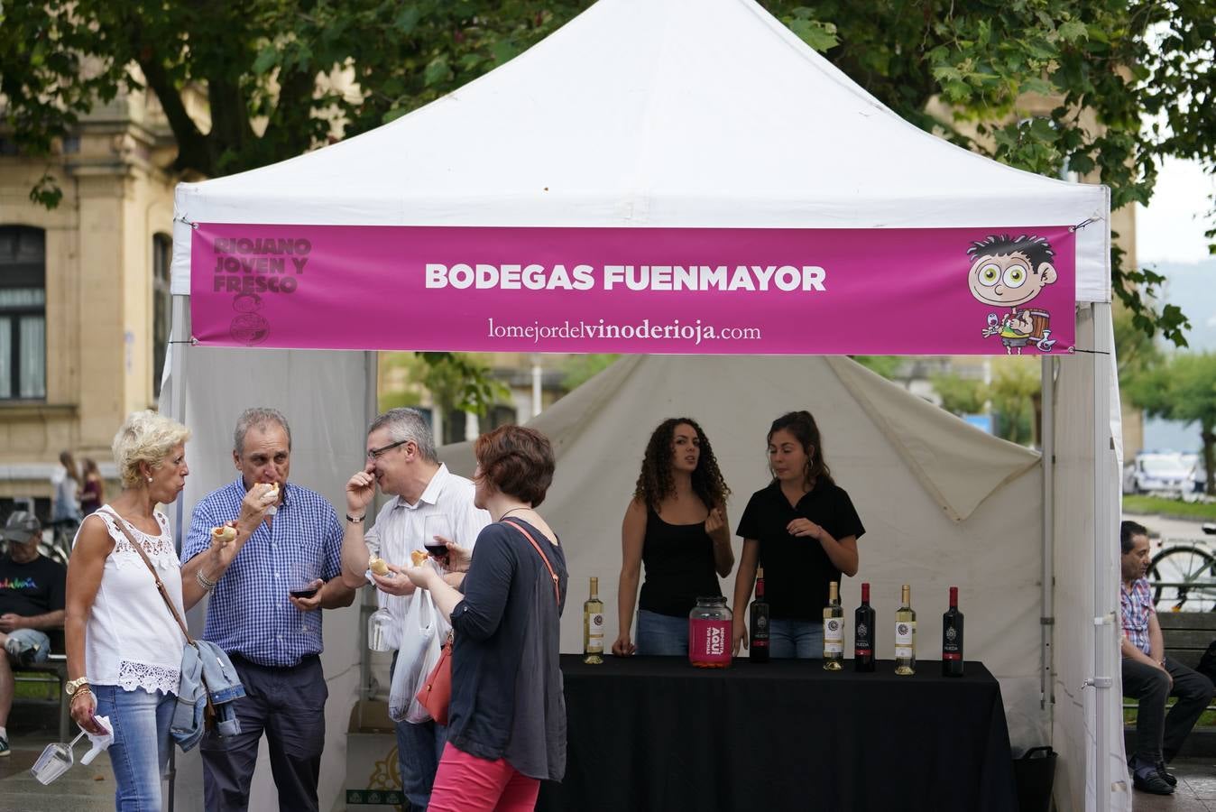 Las bodegas participantes pudieron mostrar sus vinos a los asistentes.