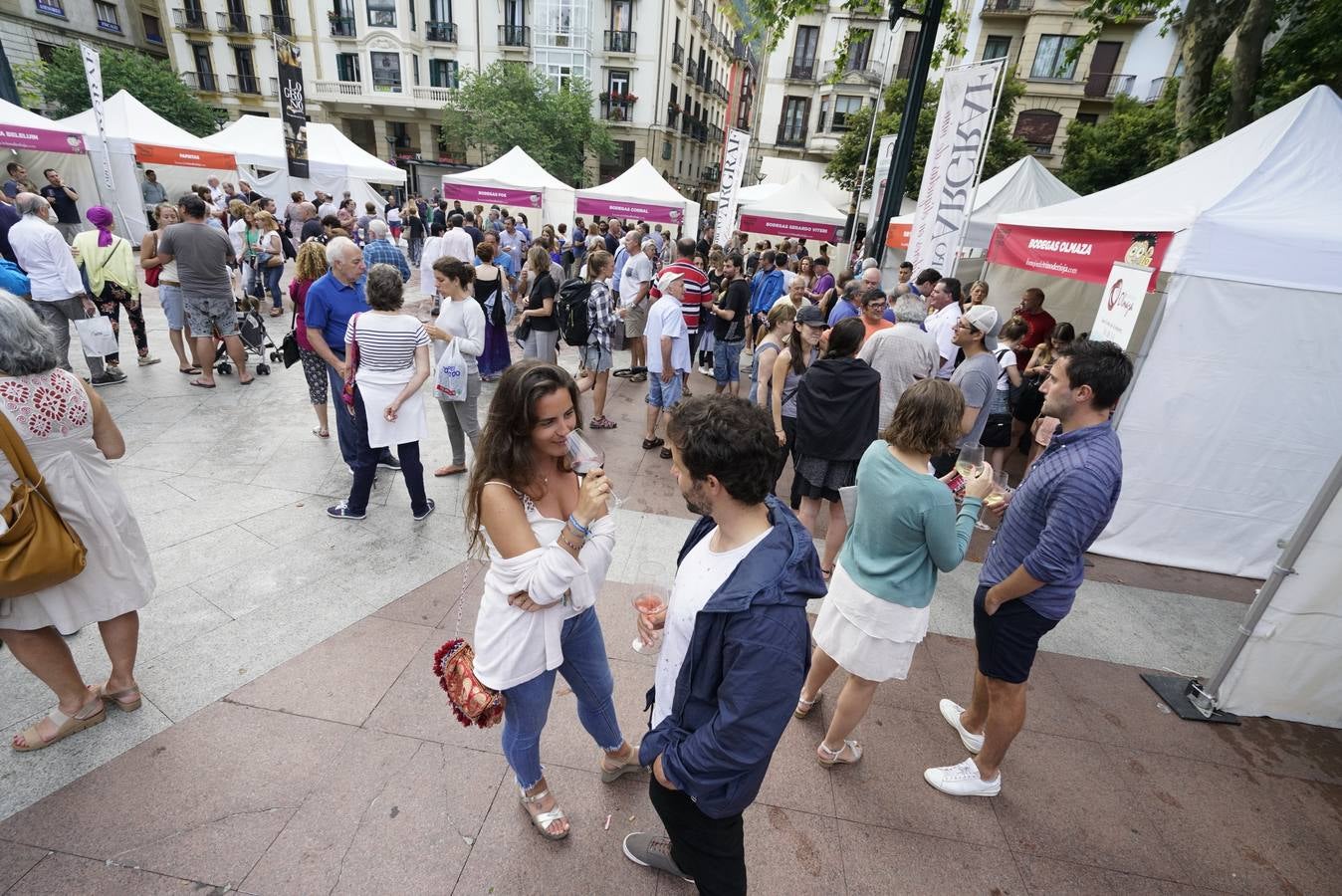 Centenares de personas probaron los vinos de Rioja en San Sebastián.