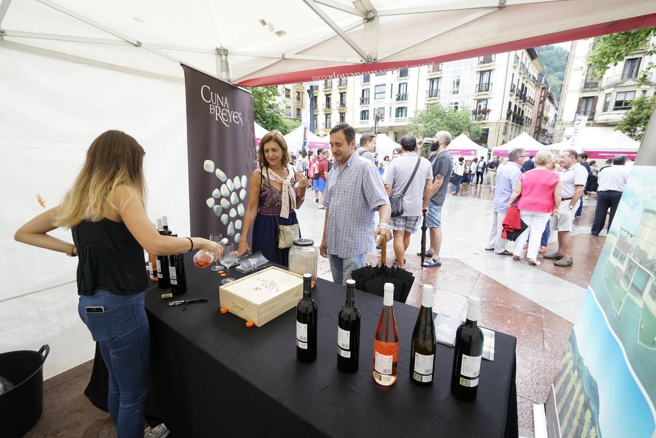 Centenares de personas probaron los vinos de Rioja en San Sebastián.