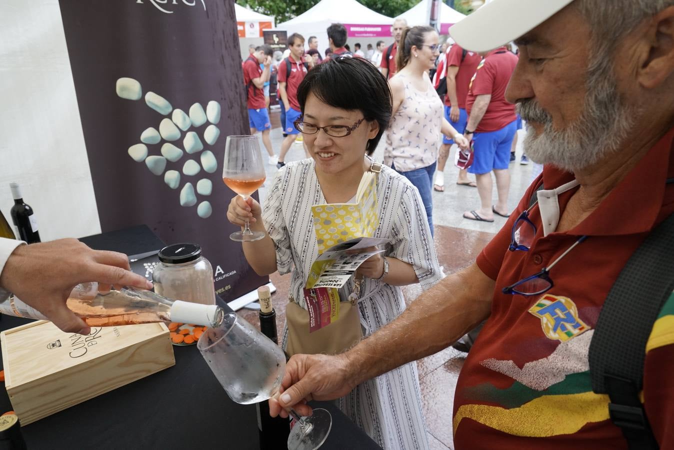 Centenares de personas probaron los vinos de Rioja en San Sebastián.