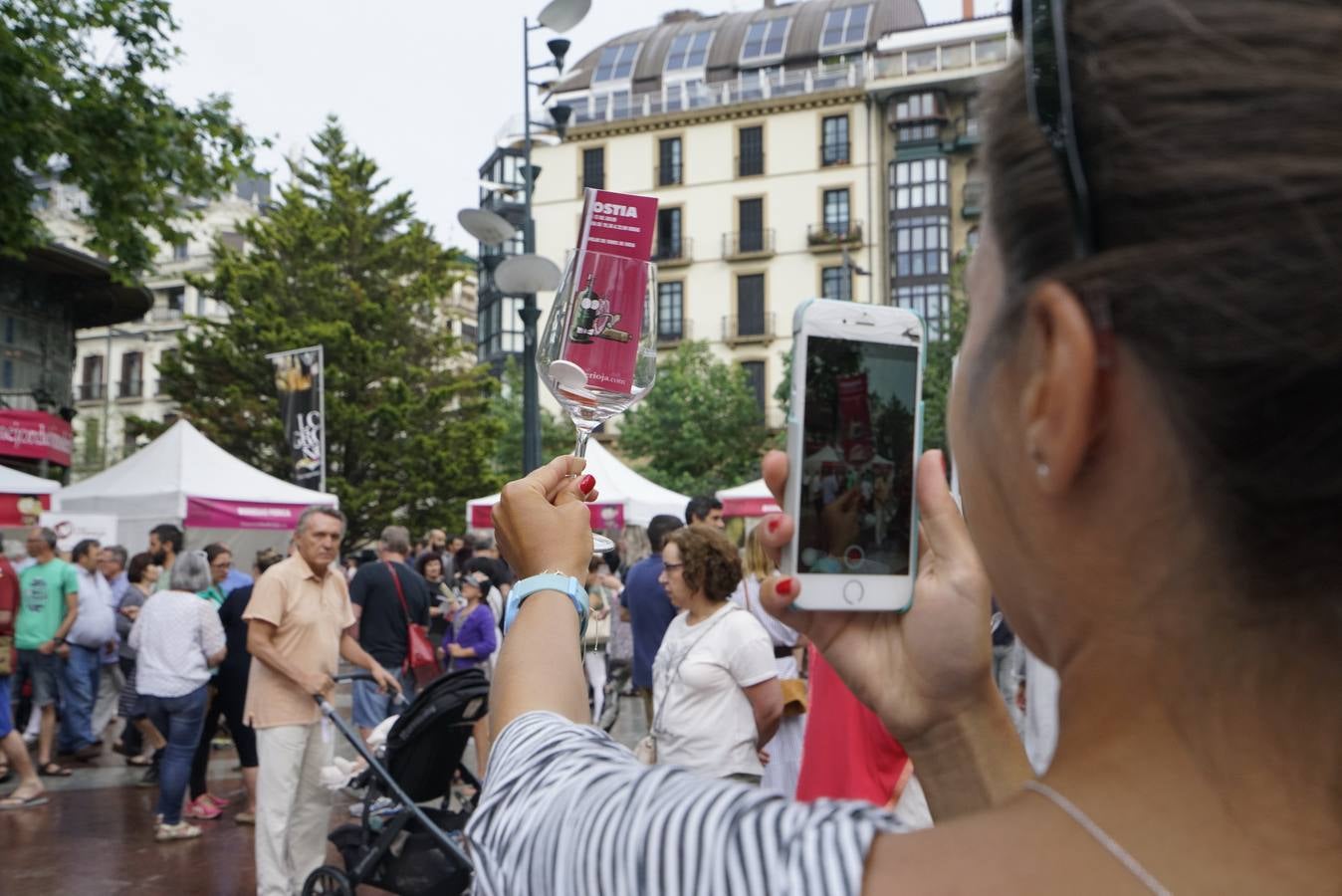 Centenares de personas probaron los vinos de Rioja en San Sebastián.