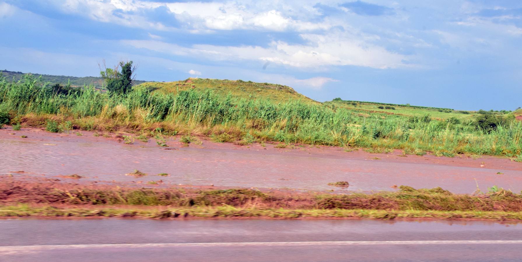 La tormenta anegó campos y calles en Navarrete.